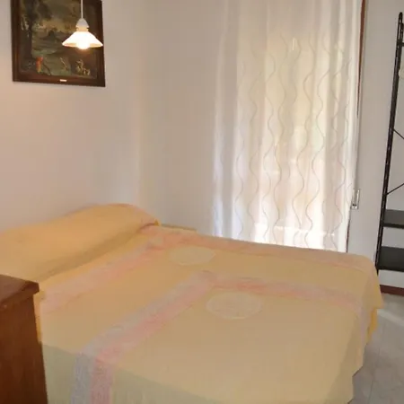 Beachside Flat With Balcony In A Great Area