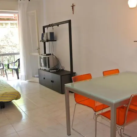 Beachside Flat With Balcony In A Great Area *