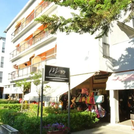 Beachside Flat With Balcony In A Great Area *