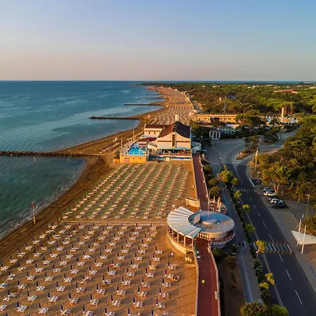 Beachside Flat With Balcony In A Great Area *