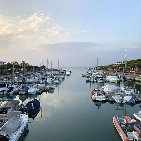 Beachside Flat With Balcony In A Great Area Διαμέρισμα